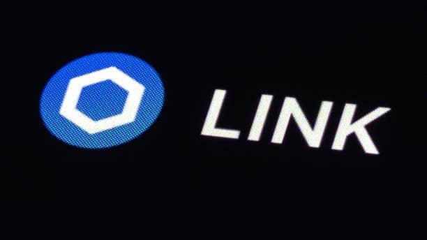 Chainlink Consolidates Near Resistance, Is A Bigger Rally In Sight?