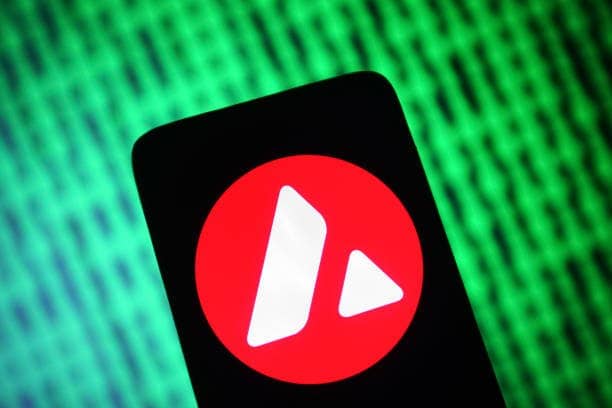 Avalanche Slides Off The Edge – What Comes After The 4H Trendline Snap?